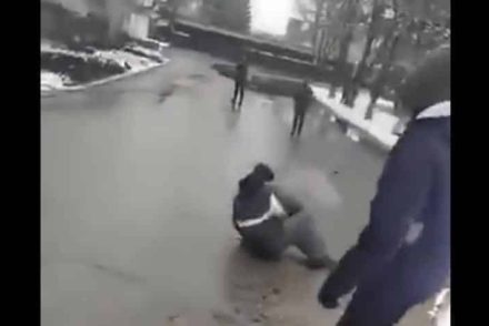 Videón, ahogy lelőnek egy ukrán civilt az orosz katonák