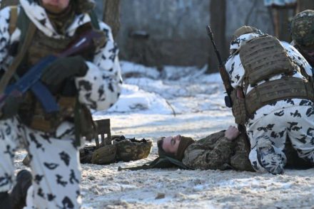 Kikerült egy videó, amint ukrán katonák kihallgatnak egy orosz hadifoglyot, aki ráadásul hírszerző