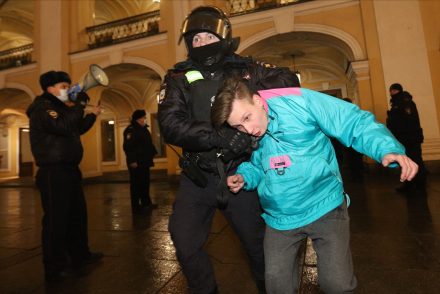Beidéztek a rendőrségre egy hatodikost, aki kérdezni mert az iskolában a háborúról, és azt kiabálta, „Dicsőség Ukrajnának”