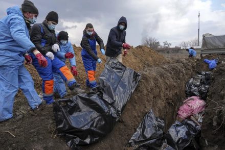 Már egymásra támadnak az emberek az élelemért az ostromlott Mariupolban a Vöröskereszt szerint