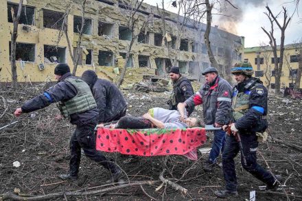 Lebombáztak egy szülészetet, vajúdó anyák és gyerekek is romok alá szorultak
