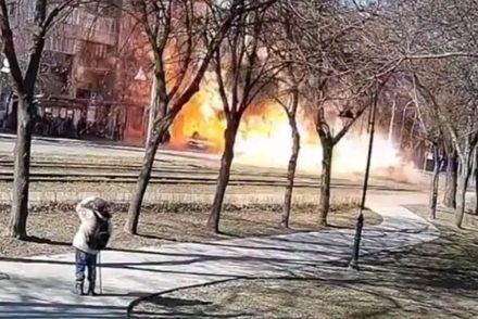 Videón, ahogy egy járókelő előtt csapódik be egy rakéta Kijevben