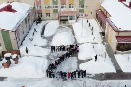 Rákos gyerekeket állítottak Z-alakzatba, hogy az orosz hadsereget támogassák