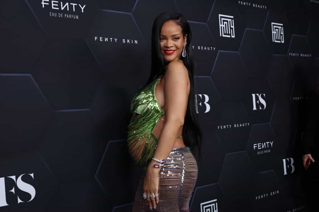 Rihanna-Enekesno-Terhes-Baba-Gyerek