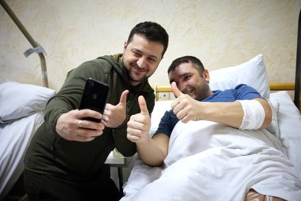 Volodimir Zelenszkij sebesült katonákat látogatott meg – így díjazta áldozatukat