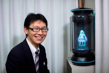 Már nem tudott kommunikálni hologramm feleségével, így élethű babára váltott