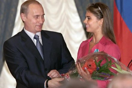 Putyin szeretője kínosan ügyelt arra, hogy eltűnjön, most nyilvánosan mutatta meg magát