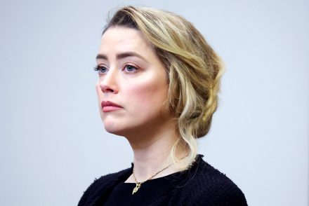 Amber Heard a bíróságon bevallotta, hogy az ágyba kakált – ezért tette