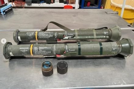 A rendőrök sem hitték el: Két páncéltörő rakétavetőt találtak egy kukába dobva egy iskola közelében
