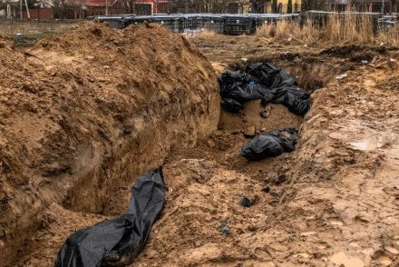 Újabb szörnyű tettre derült fény Bucsában: megerőszakoltak és meggyilkoltak egy 16 éves ukrán lányt, majd a tömegsírba dobták