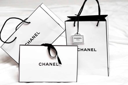 Orosz modellek milliós értékű Chanel táskákat darabolnak fel, így tiltakoznak a szankciók ellen