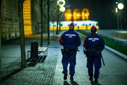 Ezt mégis hogy gondolta? Ide bújt a rendőrök elől Csepelen a férfi, aki ellen tizennyolc körözést adtak már ki