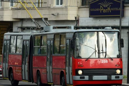 Gyerek sütött el fegyvert egy budapesti trolin, az egyik utas szeme megsérült