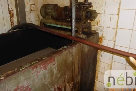 Hányinger! Óvodákba és iskolákba is szállított kukacos virslikből a horror vágóhíd – Videó