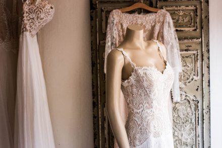 Döbbenetes: el akarta adni a menyasszonyi ruháját, lekövérezte a hirdetésben a fél családját