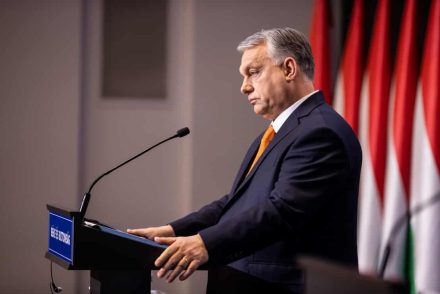 Aki ki akar vándorolni Magyarországról, annak Orbán Viktor azt üzeni, hogy ennél csak rosszabb helyek vannak