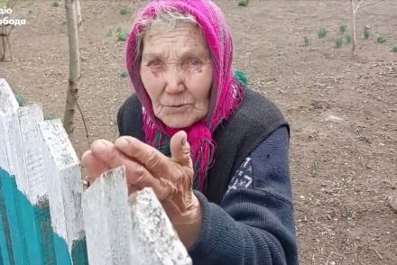 Egy idős ukrán nő egyedül maradt a falujában – ezért nem hajlandó elmenekülni