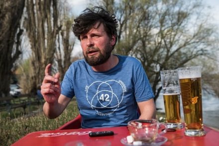 Kidobták az Kétfarkú kampányzárójáról Peer Krisztián Füst Milán-díjas költőt, mert meggyes sört vitt volna be