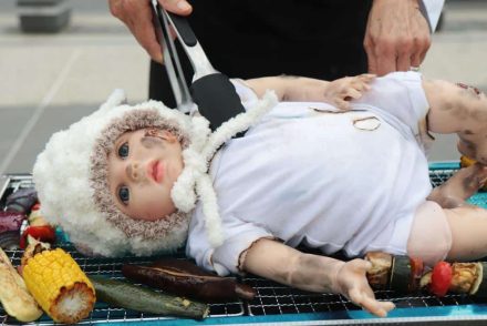 A PETA újra sokkoló módon tiltakozik – csecsemőt grilleztek