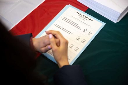 Kismaroson nem finomkodtak: Szarral bekent népszavazási lapot dobtak az urnába
