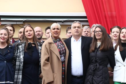 Tóth Gabit kérték fel, elénekelte a Himnuszt a Fidesz kampányzáróján, majd Orbán Viktor mellett fotózkodott – Videó