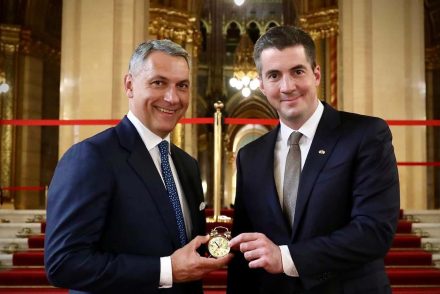 Lázár János ezt kapta, amiért ismét elaludt a Fidesz-frakció fotózásának napján