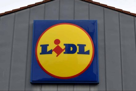 Azt hitte lopott, ezért úgy nekivágta a Lidl biztonsági őre a vevőt a pénztárnak, hogy betört a plexi