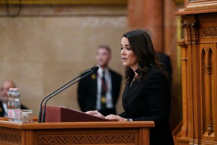 Novák Katalin eskütételének tiszteletére Rúzsa Magdi olyat tesz, amit hármasikrei születése óta sosem