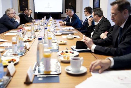 Akkora a baj, hogy Orbán Viktor csaknem mindenkit behívatott a Karmelitába – itt a magyarázat rá