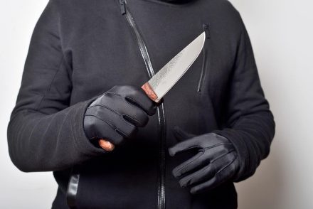 Ittasan, késsel a kezében szidalmazott gyerekeket a villamoson – Nem volt jó ötlet