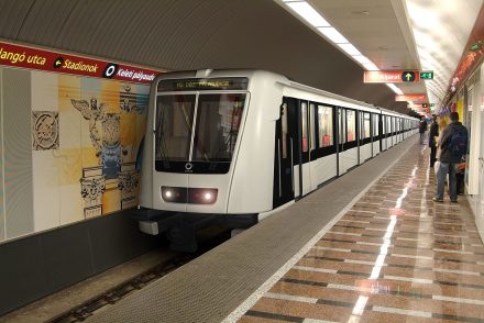 Beszaladt egy férfi a Blahán a metróalagútba, és elvágta a torkát