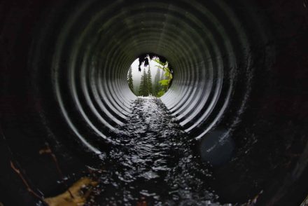 Egy hétig egy szűk csatornába szorult egy nyolcéves kisfiú