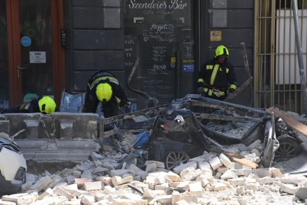 Felkavaró felvételeken a leomlott homlokzatú ház előtti pusztítás