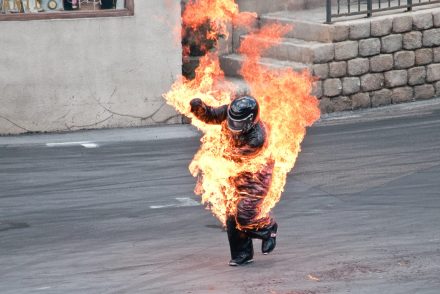 Egy hajléktalan nő elveszítette az arcát, miután felgyújtották a parkban