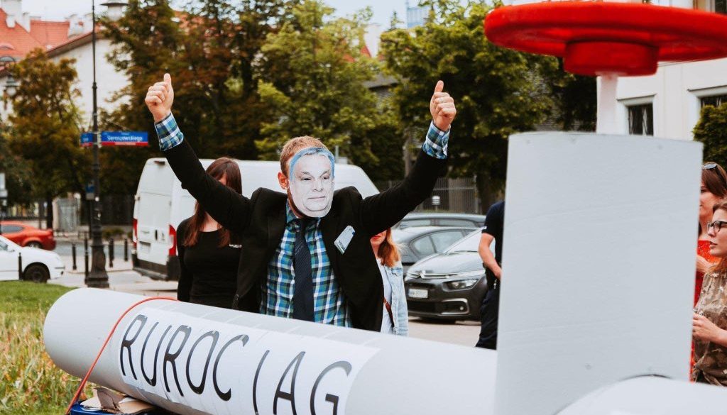 orbán viktor tüntetés varsó szankciós politika