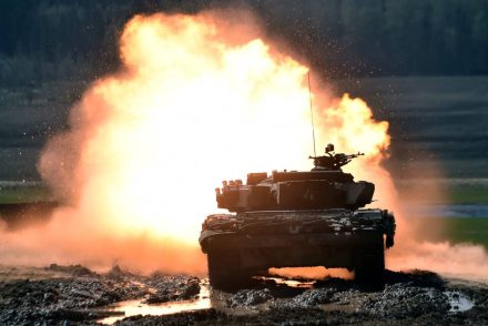 Brutális videó: Az orosz tank felszállt az égbe, miután az ukrán ejtőernyősök darabokra lőtték