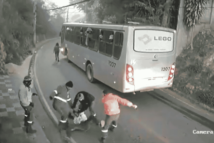Megrázó felvételek: Videón, ahogy egy busznyi munkás szétveri a nőre támadó rablót