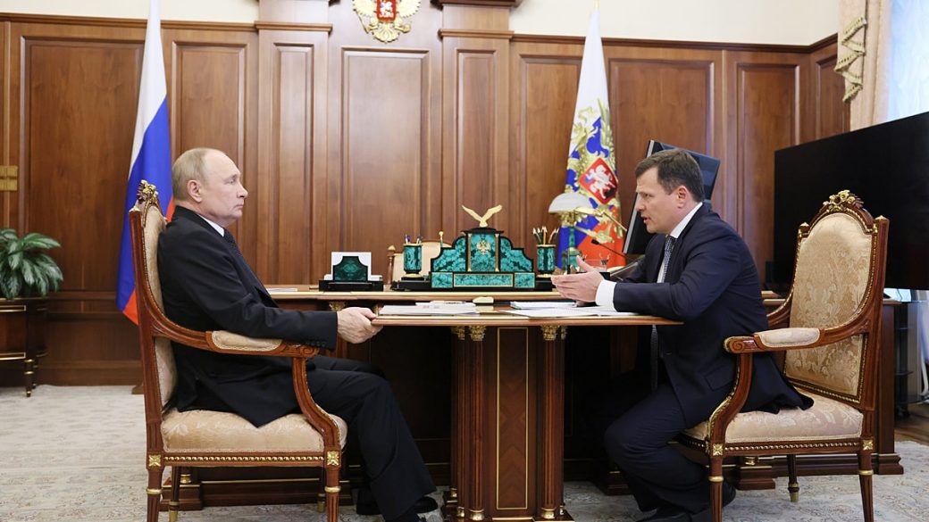 vlagyimir putyin egeszseg betegseg asztal markolas
