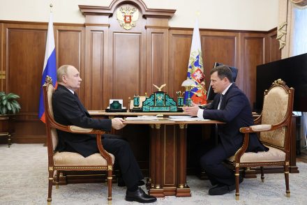 Egy új fotón Vlagyimir Putyin „annyira beteg”, hogy az asztalba kell kapaszkodnia