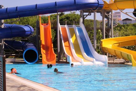 Egy fiatal nővér párja és barátai szeme láttára zuhant a halálba egy vízicsúszda parkban