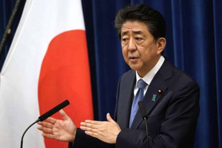 Sokkoló: Videón a volt japán miniszterelnök, Abe Sindzó elleni merénylet