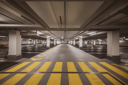 Egy házaspárt egy többemeletes parkoló tetején kaptak rajta