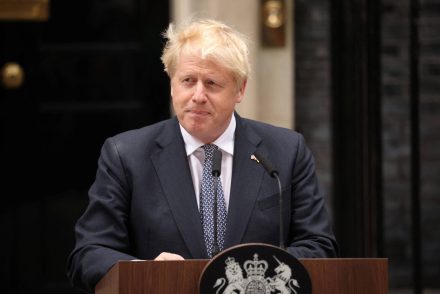 „Buta bohócként” hivatkoztak Boris Johnsonra a lemondásán örvendező orosz politikusok
