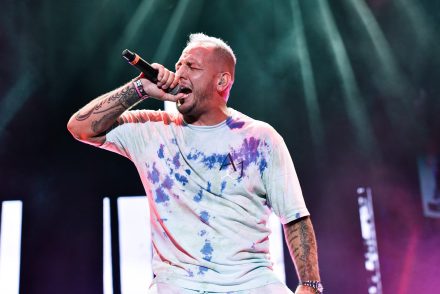 Ennyi pénzt bukott Curtis a botrány miatt