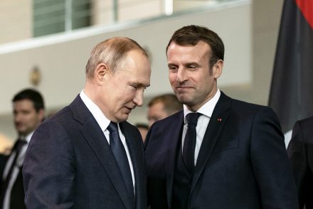 Az oroszok kiakadtak a franciákra Emmanuel Macron és Vlagyimir Putyin telefonbeszélgetése miatt