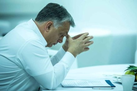 A magyarok 560 milliárd forintot veszítettek, és ha Orbán Viktor nem lépi ezt meg, újabb nagy pofon várható az EU-tól