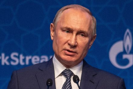 Vlagyimir Putyin „hidegháborús traktorokat használ” Ukrajnában, miután kifogyott a használható készlet