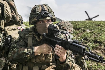 Rendkívüli videó látott napvilágot egy nőről, aki megvédte férjét az oroszoktól