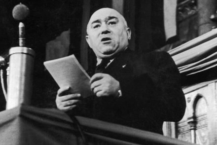 Ehhez pofa kell: a magyar kormány új videója Rákosi Mátyásék legkeményebb propagandáját idézi