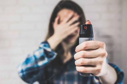 Egy volt tanár rendőrnek adta ki magát, és meleg férfiakra támadt paprika spray-vel